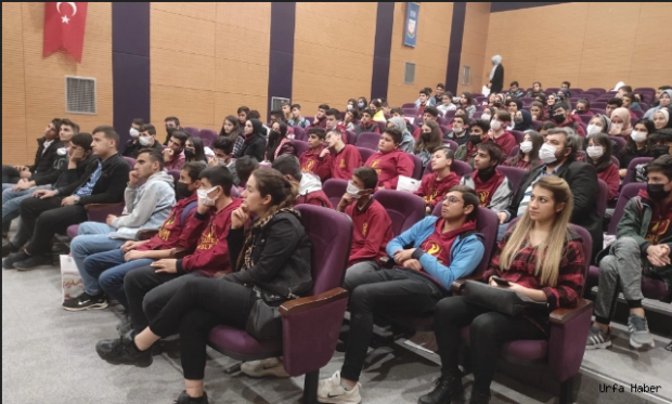 Kitap Fuarında seminer düzenledi: Öğrencilerin ilgisi yoğun oldu